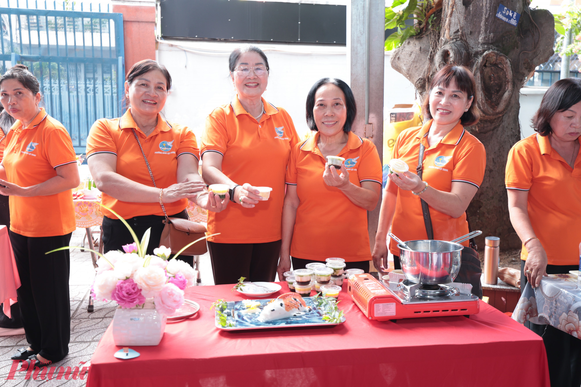 Cán bộ, hội viên phụ nữ cùng nhau thưởng thức các món ăn