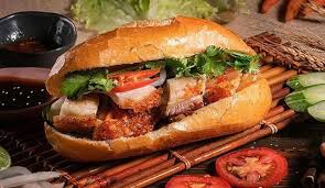 Bánh mì là thực phẩm đường phố phổ biến dễ nhiễm vi sinh nếu quy trình chế biến và bảo quản không đảm bảo, ảnh minh họa