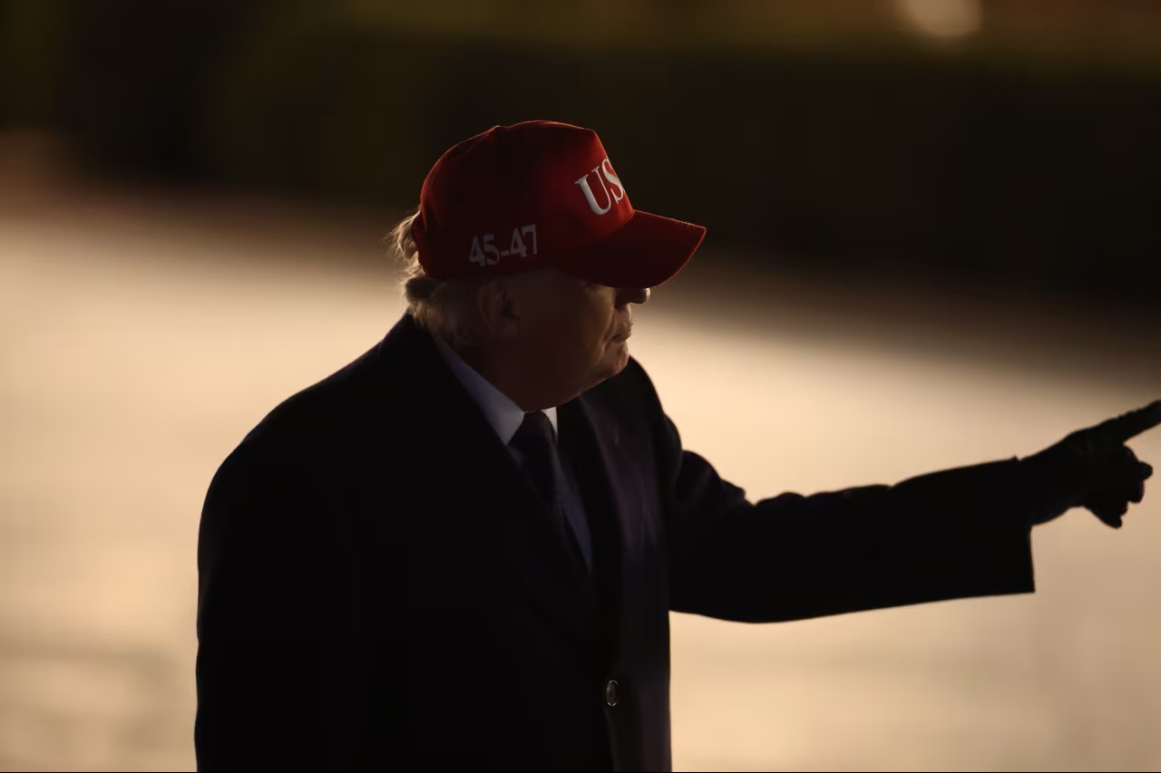 Tổng thống Mỹ Donald Trump đi dạo trong Vườn Hồng khi trở về Nhà Trắng vào ngày 1/3 - Ảnh: Tasos Katopodis/Getty Images