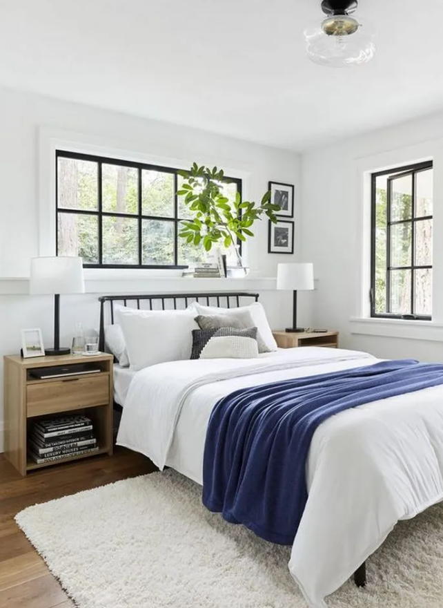 Đặt giường sát cửa sổ giúp tối đa hóa ánh sáng tự nhiên, mang lại tầm nhìn đẹp và tiết kiệm không gian trong những căn phòng nhỏ. Ảnh: @Getty.