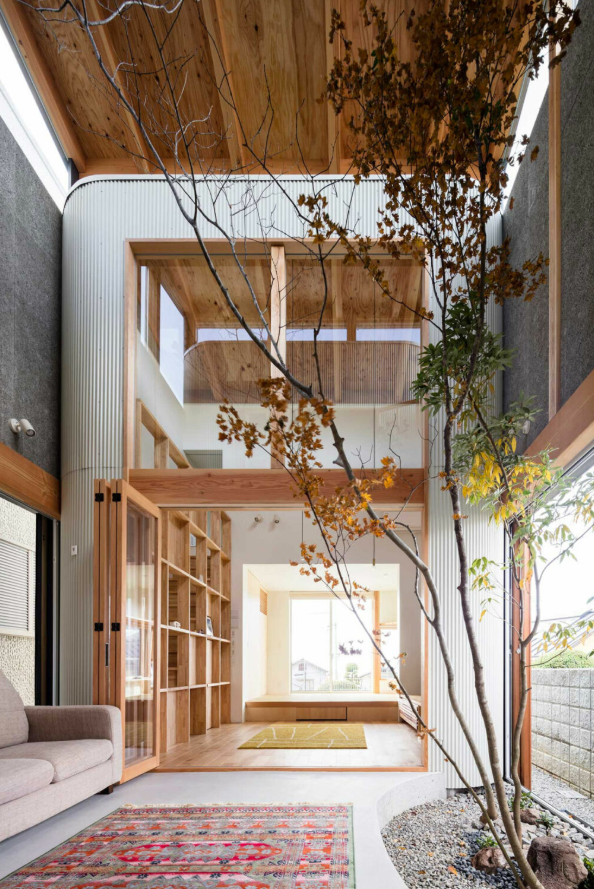 Tại thành phố Yao, tỉnh Osaka, Nhật Bản, Melt House là một ngôi nhà hẹp, nơi chủ nhà yêu cầu Văn phòng Thiết kế Kiến trúc SAI đưa thiên nhiên vào ngay bên trong. Để thực hiện điều đó, Văn phòng Thiết kế Kiến trúc SAI đã thiết kế một khoảng sân trong. Trước một cửa sổ lớn, có một cây xanh được trồng trong một hố sỏi, tạo cảm giác như thể đang ở ngoài trời. Ảnh: @Norihito Yamauchi.