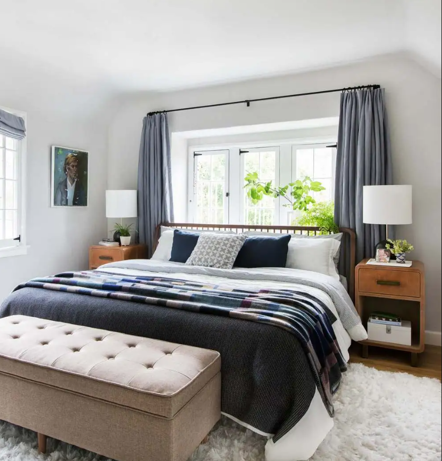 Ưu điểm của việc đặt giường sát cửa sổ đó là giúp tận dụng tối đa ánh sáng tự nhiên từ bên ngoài. Ảnh: @Freepik.