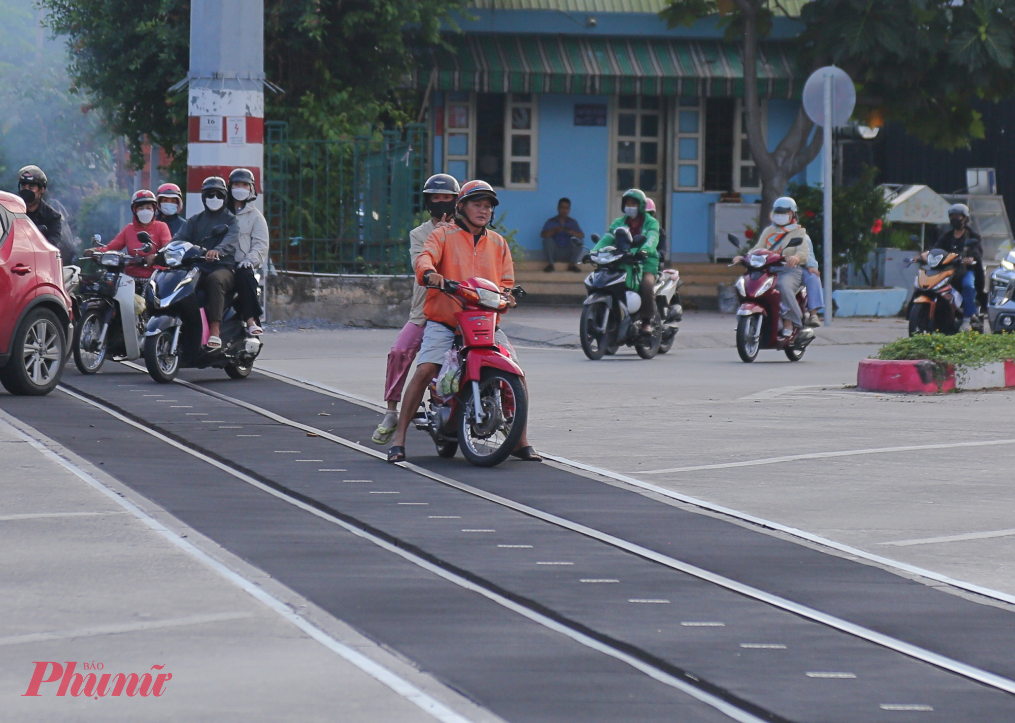 Xe máy vội quay đầu khi bị ghi hình chạy băng qua đường sắt trên đường Phạm Văn Đồng - Ảnh: TQ