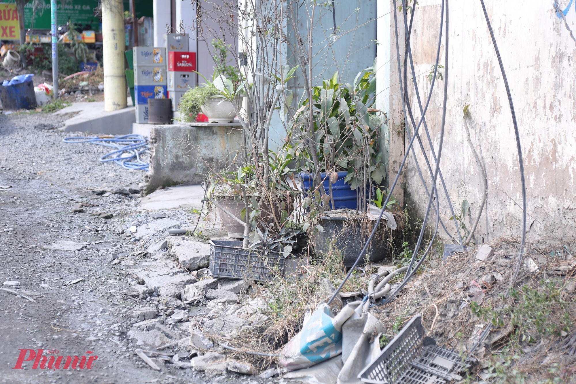 Lề đường vẫn còn nhếch nhác, gồ ghề tiềm ẩn nguy cơ xảy ra tai nạn.