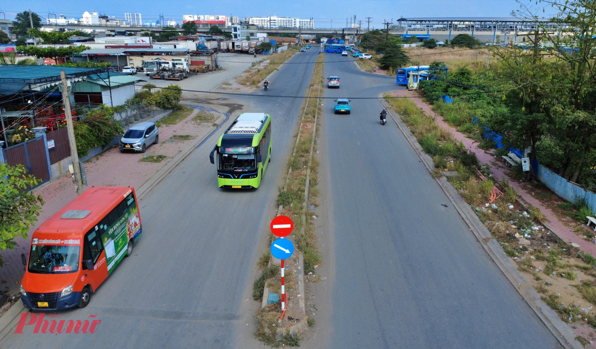 Đường dẫn vào Bến xe Miền Đông mới vẫn còn bất tiện do chưa lắp đặt hệ thống chiếu sáng khiến hành khách đi lại gặp nhiều trở ngại vào ban đêm.