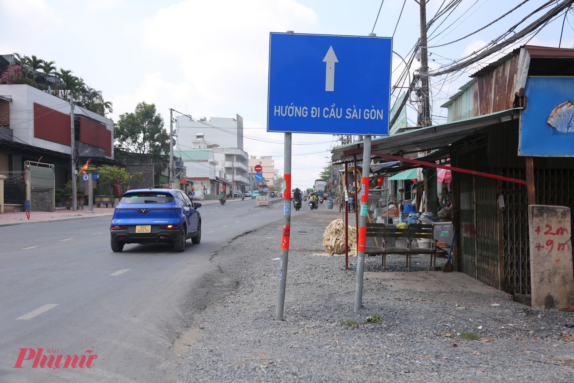 Vào mùa nắng, bụi bay mù mịt; còn khi mưa xuống, tuyến đường trở nên lầy lội, trơn trượt, tiềm ẩn nguy cơ tai nạn giao thông.