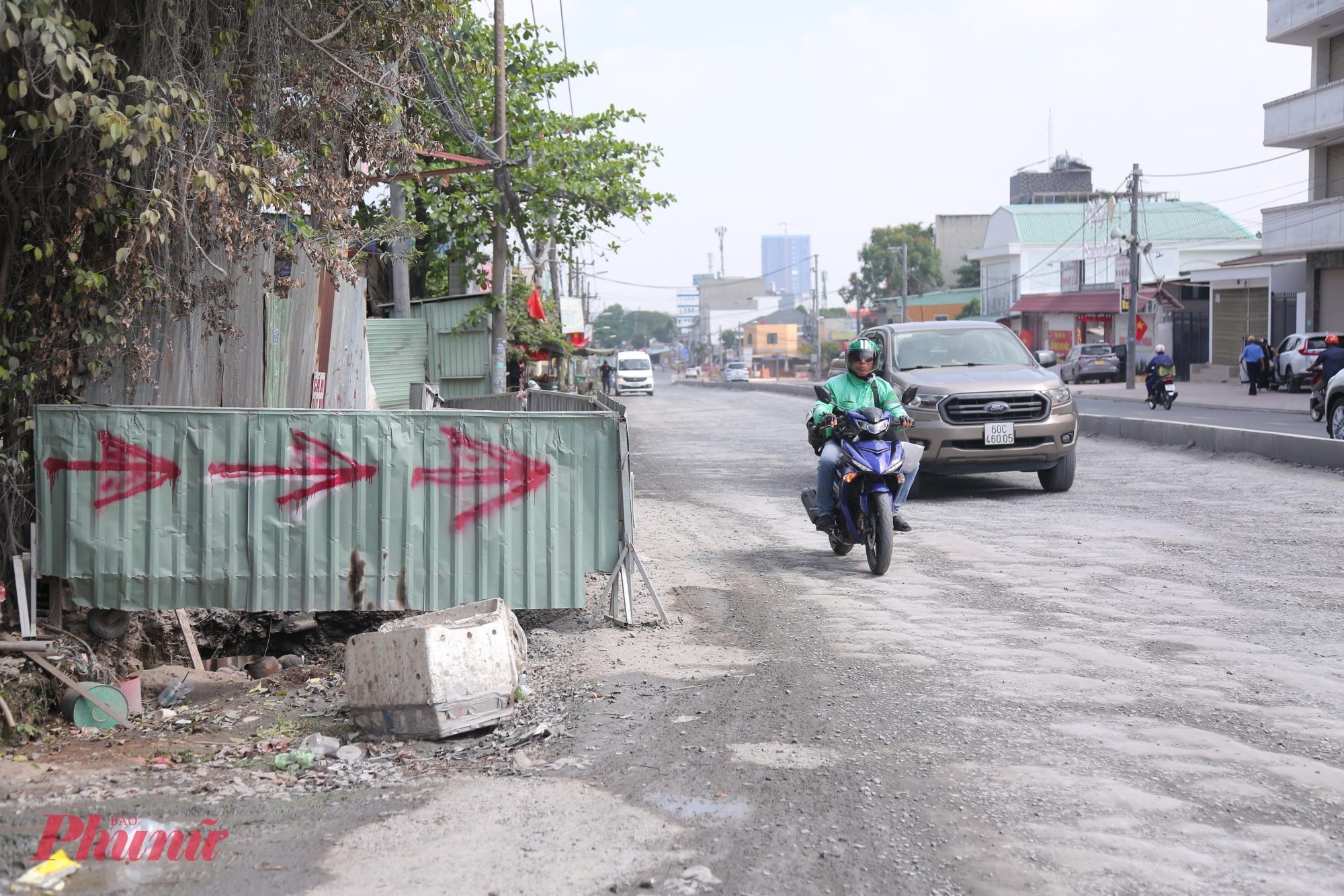 Một số hộ dân khác cho biết mỗi lần lưu thông qua tuyến đường đều thấp thỏm lo tai nạn, nhất là vào ban đêm hoặc khi mưa lớn. Đặc biệt, hệ thống chiếu sáng chưa hoàn thiện khiến việc đi lại giữa Bến xe Miền Đông mới và trung tâm TPHCM vào buổi tối khá nguy hiểm.