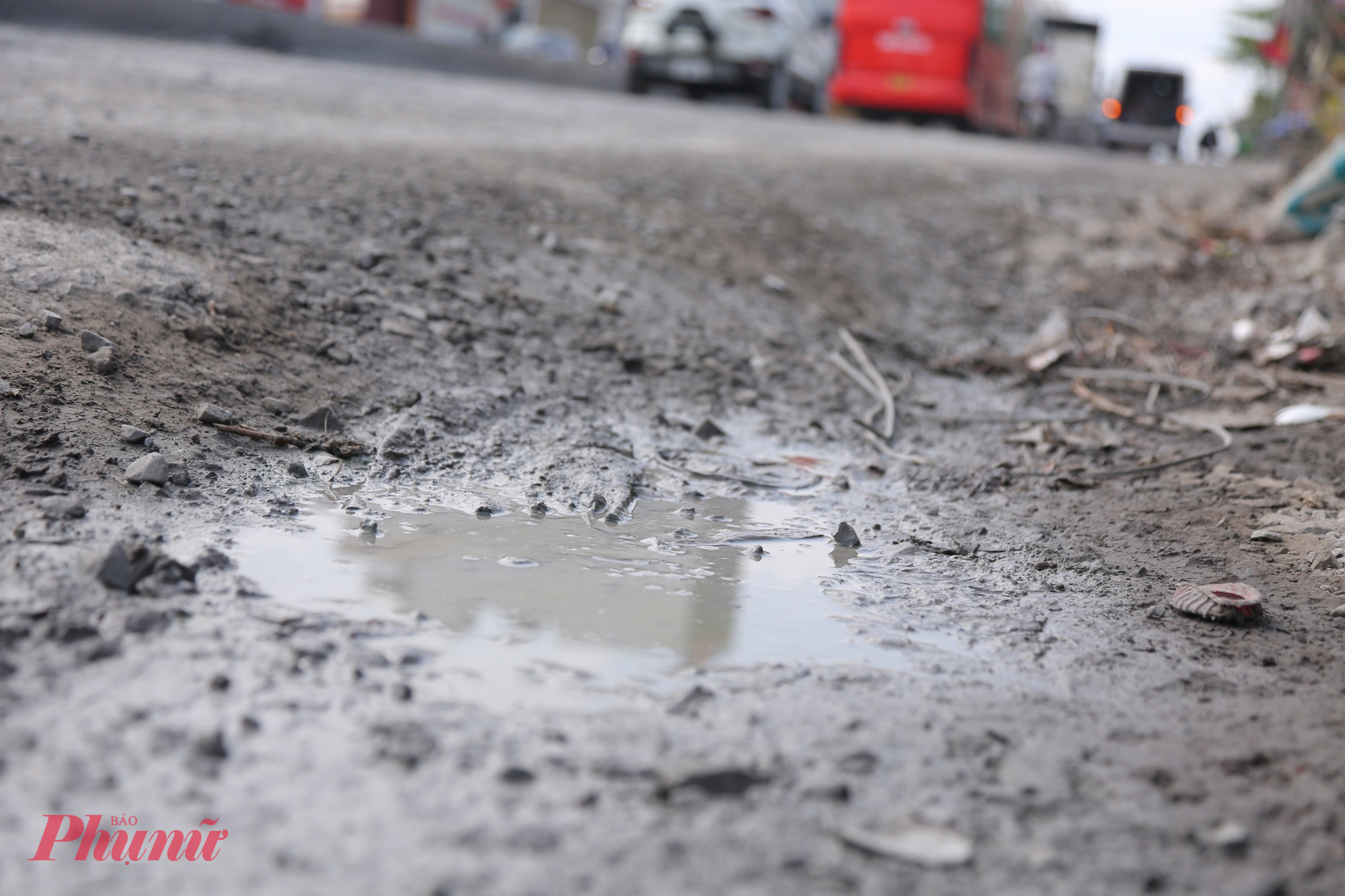 Nhiều đoạn ổ gà vẫn còn đọng nước dài ngày sau cơn mưa.