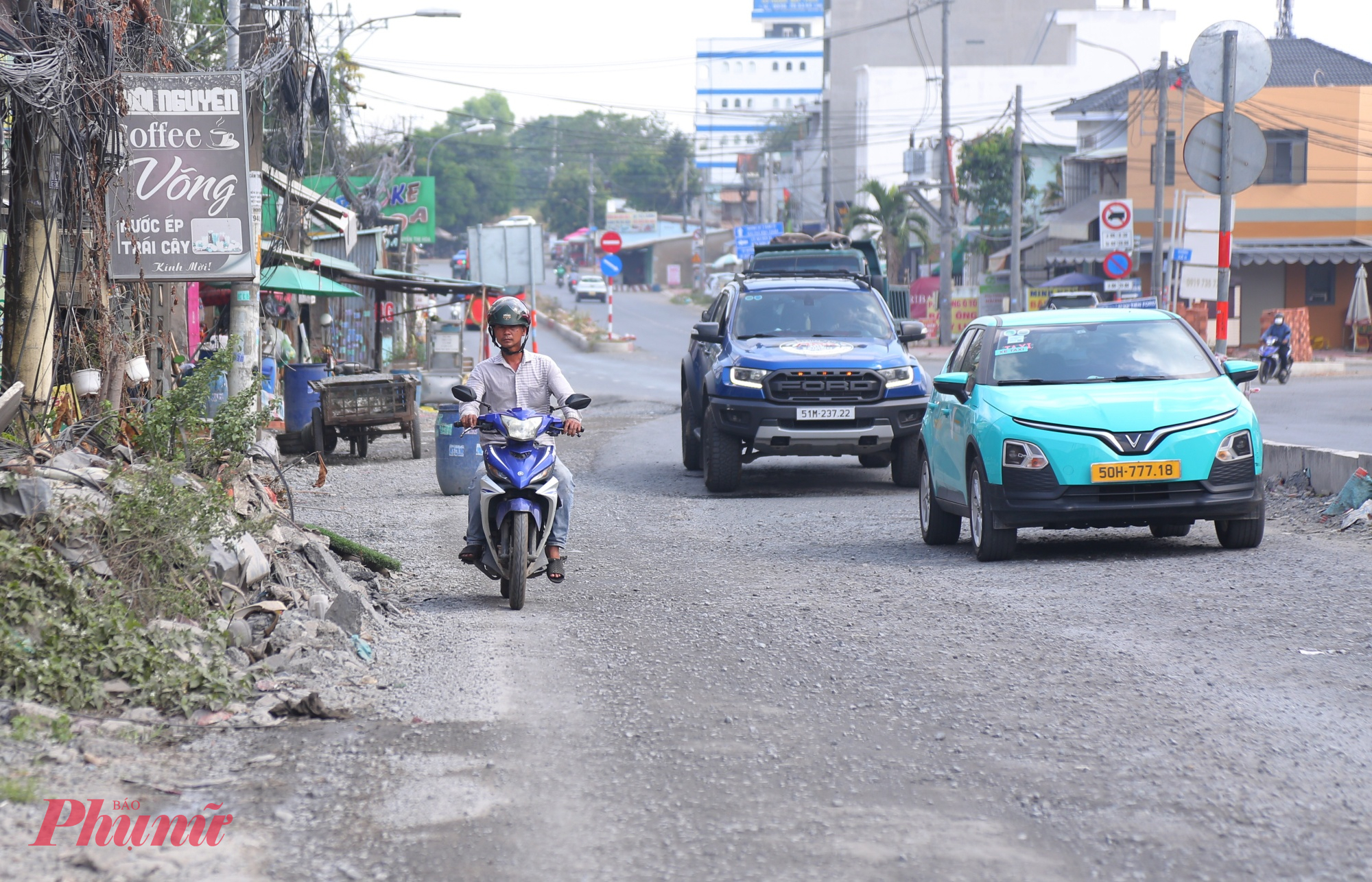 Nhiều đoạn đường thi công dở dang, mặt đường gồ ghề, xuất hiện ổ gà, ổ voi. 