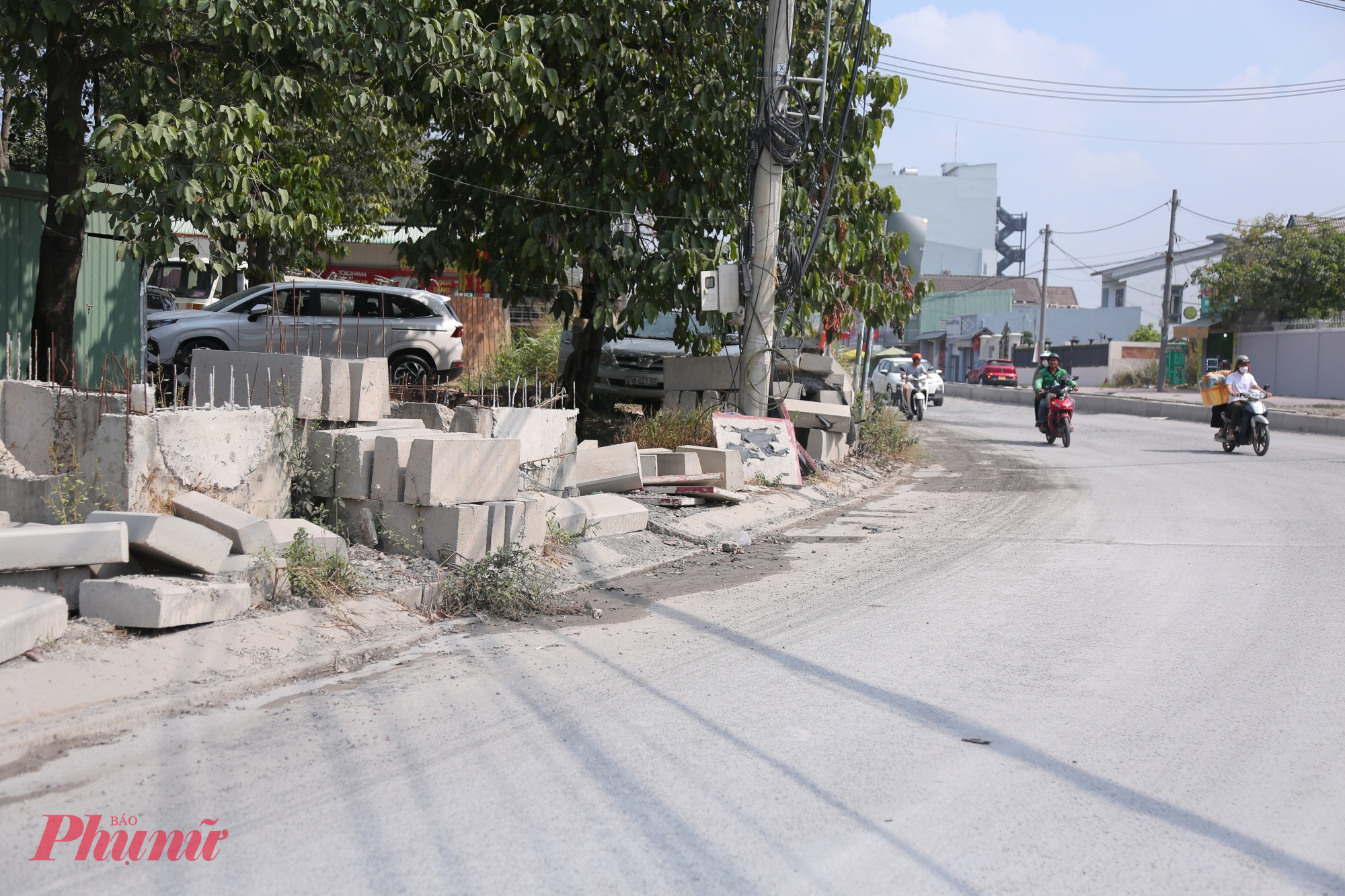 Ghi nhận ngày 2/3, vỉa hè vẫn ngổn ngang vật liệu, cản trở người đi bộ. Công trường vẫn vắng bóng công nhân thi công tại đoạn này.