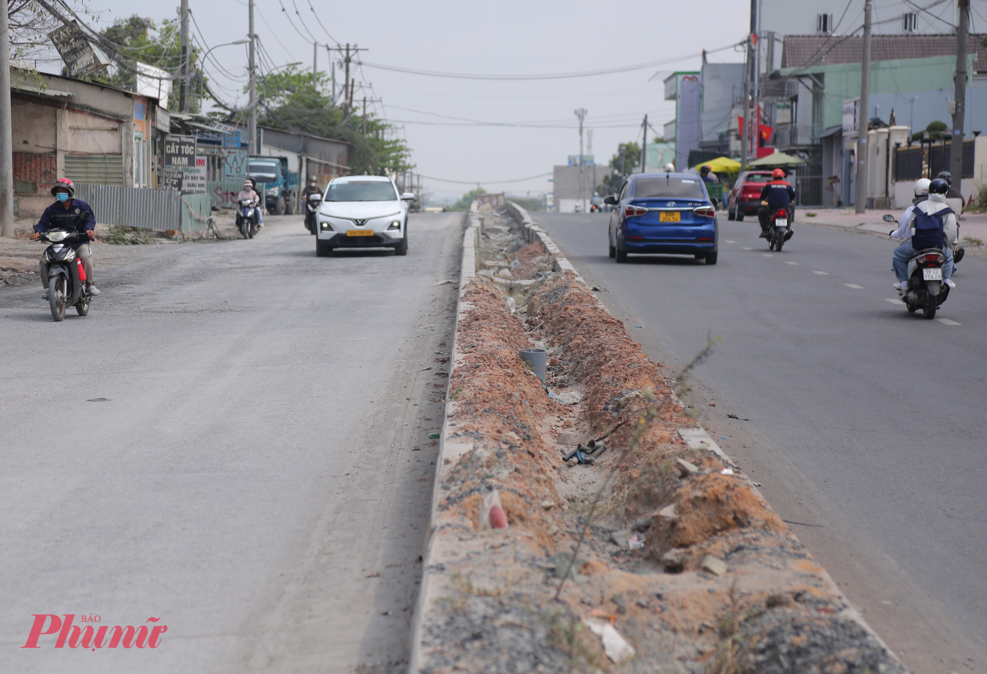 Theo Sở Xây dựng TPHCM, đến nay tổng khối lượng thi công dự án đạt khoảng 85% giá trị hợp đồng. Nguyên nhân chậm tiến độ chủ yếu do vướng mắc trong công tác bồi thường, giải phóng mặt bằng và triển khai chưa đồng bộ. Hiện chủ đầu tư đã tiếp nhận mặt bằng của 140/145 trường hợp bị ảnh hưởng, đạt khoảng 98,5%. Địa phương cam kết hoàn tất công tác giải phóng mặt bằng trong quý 3/2026. Sau khi tiếp nhận đầy đủ mặt bằng, đơn vị thi công sẽ đẩy nhanh tiến độ, phấn đấu hoàn thành toàn bộ dự án trong năm 2026.