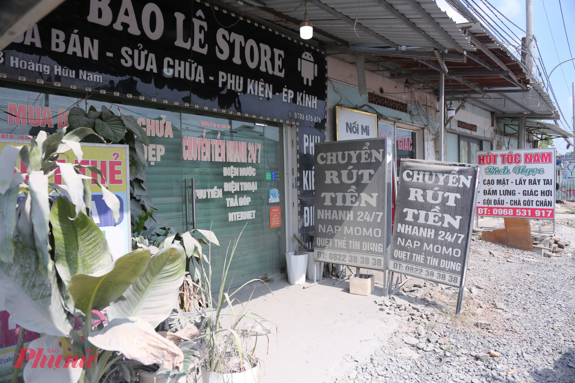 Không chỉ sinh hoạt bị đảo lộn, nhiều hộ kinh doanh cũng lao đao vì dự án kéo dài. 