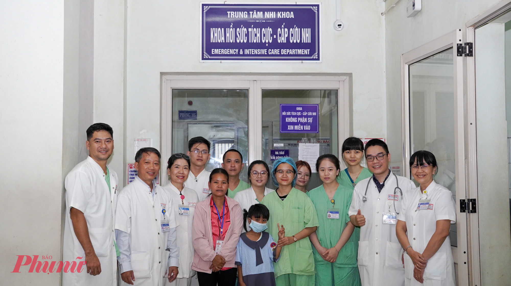 Các bác sĩ điều trị chúc mừng bệnh nhân H.T.K.L. sau khi được cứu sống kịp thời nhờ huyết thanh kháng nọc rắn 