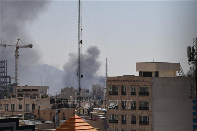 Khói bốc lên tại Tehran, Iran ngày 1/3/2026. Ảnh: THX/TTXVN