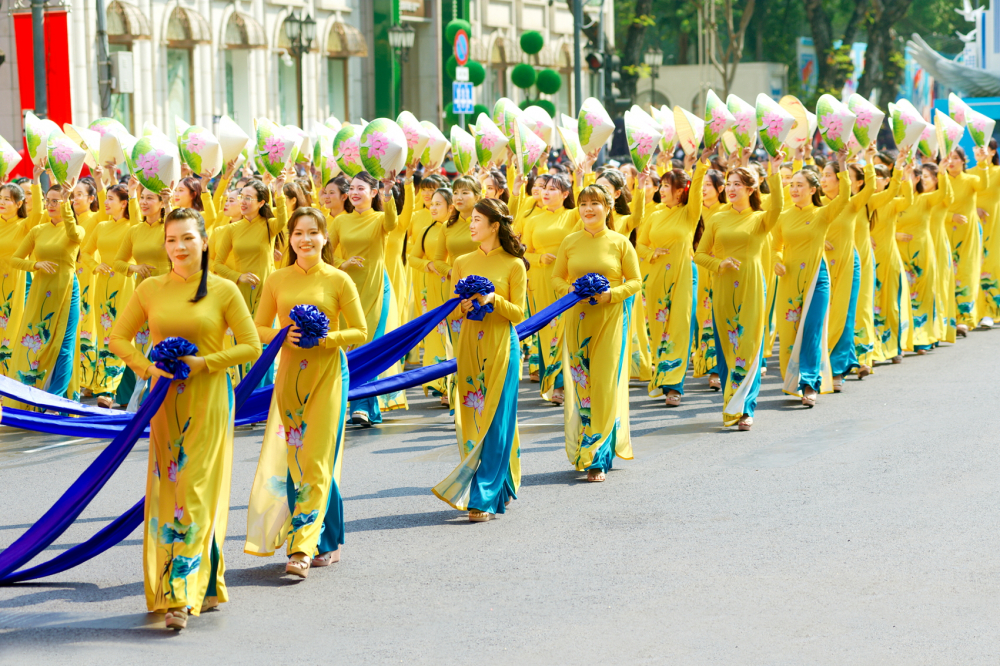 Phụ nữ TPHCM tham gia diễu hành tại lễ kỷ niệm 50 năm ngày Giải phóng miền Nam, thống nhất đất nước ẢNH: MINH TUẤN