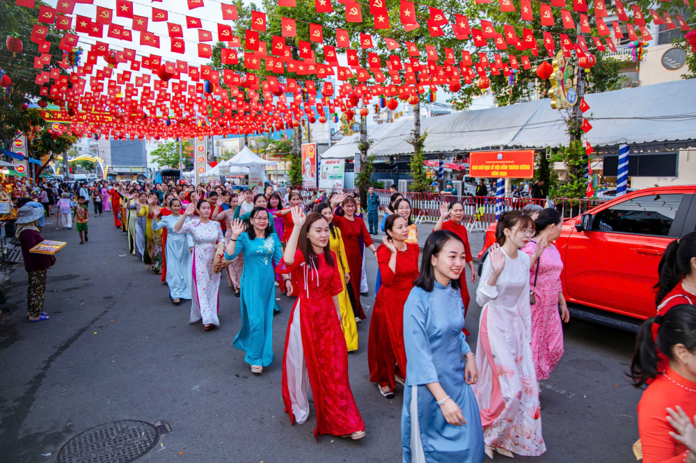 Phụ nữ phường Thủ Dầu Một rạng rỡ trong tà áo dài, diễu hành giữa đường phố