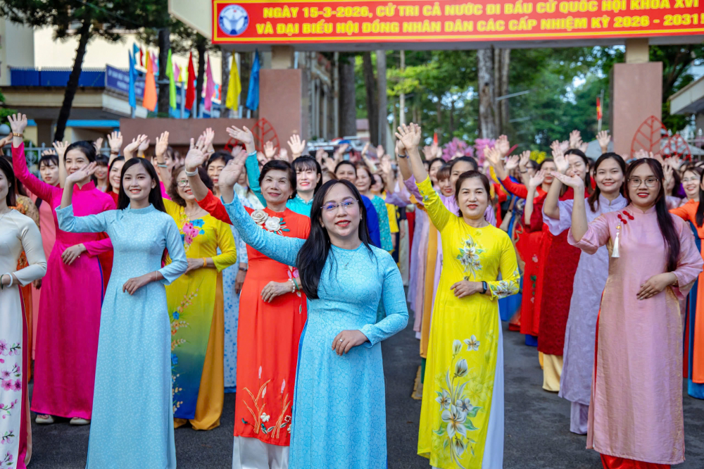 Hình ảnh những tà áo dài rực rỡ sắc màu không chỉ tôn vinh nét đẹp truyền thống của người phụ nữ Việt Nam mà còn góp phần lan tỏa giá trị văn hóa dân tộc giữa đời sống hiện đại.