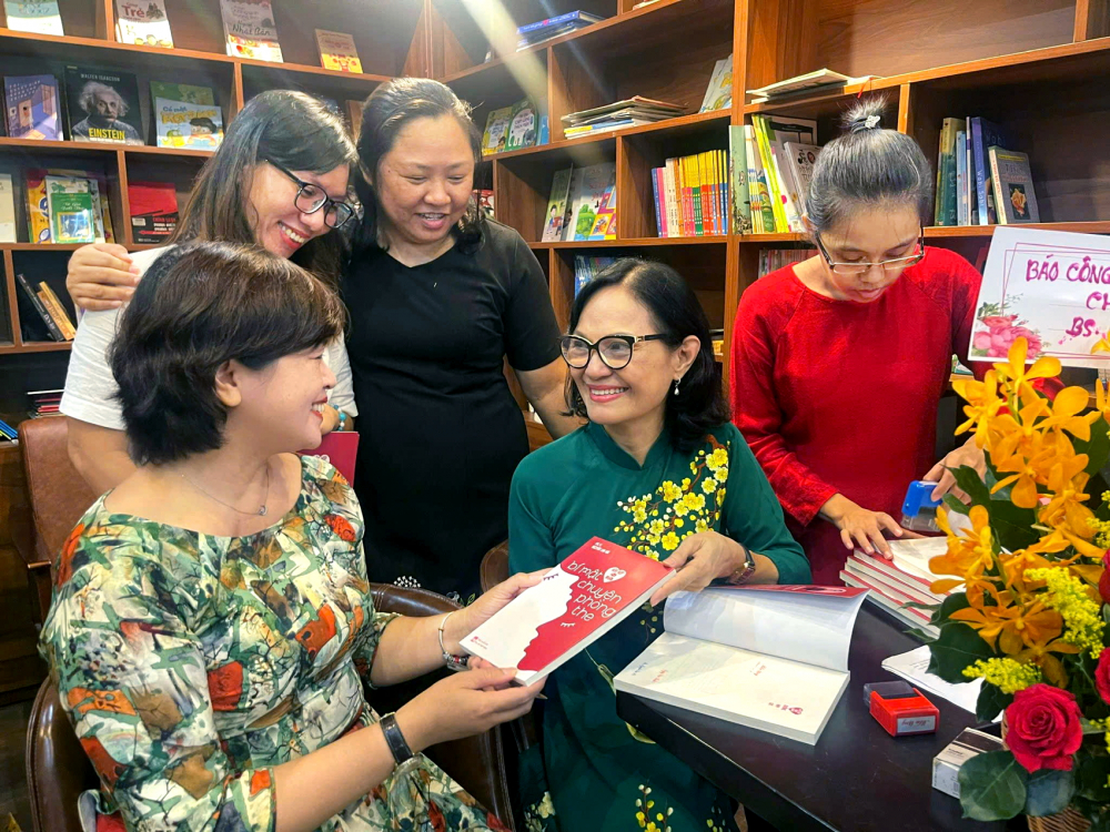 Bác sĩ Nguyễn Lan Hải tại buổi giao lưu, ra mắt bộ sách Hòa hợp hôn nhân - ẢNH: DIỆU HIỀN