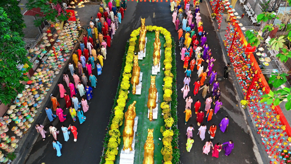 Hoạt động còn nhằm hưởng ứng Tuần lễ Áo dài năm 2026 đồng thời lan tỏa thông điệp yêu thương, gắn kết cộng đồng trong không khí Lễ hội Rằm tháng Giêng tại địa phương.