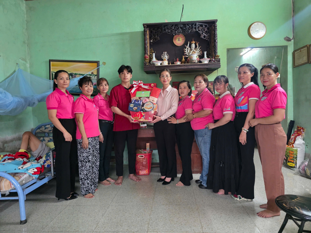 Hội LHPN xã Tân Vĩnh Lộc đã tổ chức đoàn đến thăm hỏi, động viên và tặng quà cho 15 gia đình có con tham gia nhập ngũ năm nay. Trong ngày hội tòng quân, hội viên phụ nữ địa phương còn đảm nhận việc phục vụ ăn uống, hỗ trợ chỉnh sửa quân phục cho các tân binh.