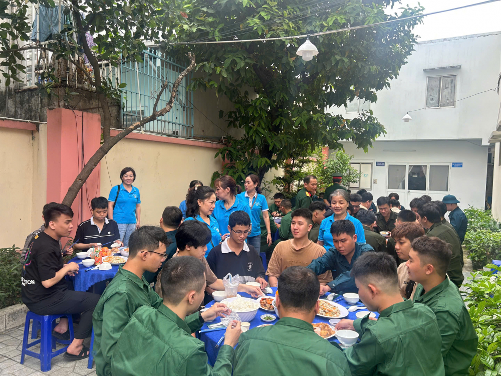 Tại phường Tân Sơn, Hội LHPN phường đảm nhận công tác hậu cần, nấu bữa cơm trưa dinh dưỡng cho 53 thanh niên lên đường thực hiện nghĩa vụ quân sự và nghĩa vụ tham gia Công an nhân dân năm 2026. Bữa ăn được chuẩn bị chu đáo với các món như ba rọi rim tôm, cá chiên nước mắm, đậu cô ve xào thịt bò, canh súp sườn non và tráng miệng bằng quýt, thể hiện sự quan tâm, động viên của các dì, các chị dành cho các tân binh.