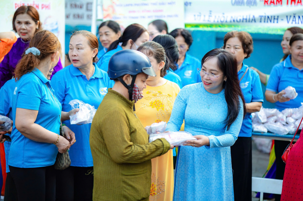 Đặc biệt, điểm nhấn của chương trình là sau phần diễu hành, các cán bộ, hội viên tiếp tục tham gia hoạt động thiện nguyện tại Miếu Bà Thiên Hậu Bình Dương trong sắc áo dài duyên dáng . Tại đây, chị em đảm nhận nhiều phần việc ý nghĩa như hỗ trợ nước uống, phát đồ ăn miễn phí, vệ sinh môi trường, hướng dẫn người dân và du khách tham gia lễ hội tại địa phương. 