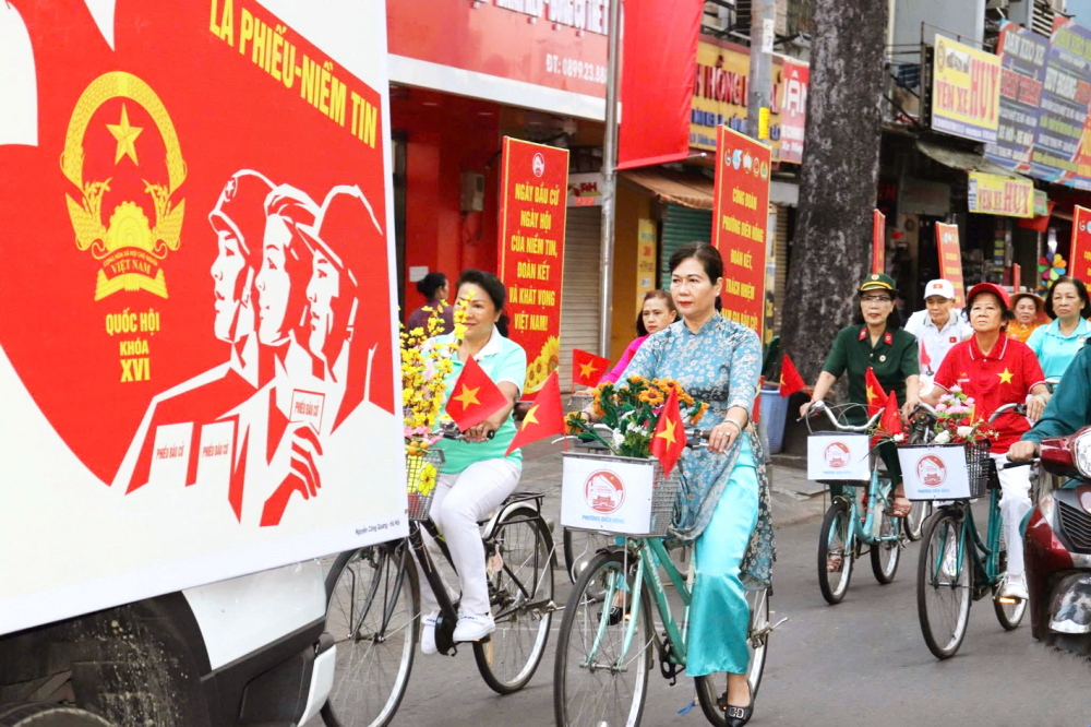 Phụ nữ phường Diên Hồng (TPHCM) tham gia diễu hành xe hoa tuyên truyền  kỳ bầu cử đại biểu Quốc hội khóa XVI và đại biểu HĐND các cấp nhiệm kỳ 2026-2031 - ẢNH: N.T.