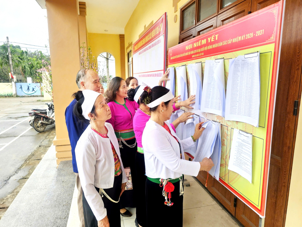 Gửi gắm niềm tin, kỳ vọng vào các nữ ứng cử viên Người dân thôn Gò Sống, xã Suối Hai, TP Hà Nội tìm hiểu thông tin người ứng cử đại biểu Quốc hội - ẢNH: MINH QUANG