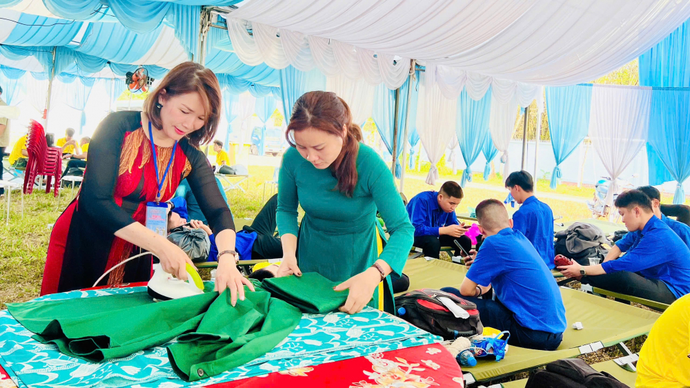 Trong khi đó, cán bộ, hội viên phụ nữ phường Bình Cơ cũng tất bật ủi phẳng trang phục cho các tân binh trước ngày lên đường. 