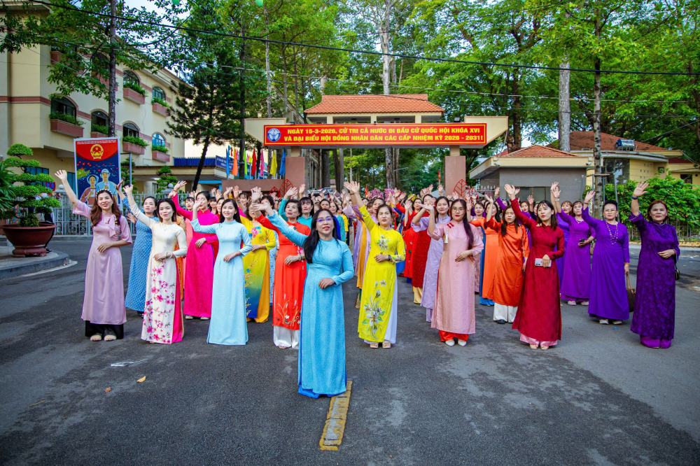 Bà Lê Thị Thúy Hà – Phó chủ tịch Ủy ban MTTQ Việt Nam phường, Chủ tịch Hội LHPN phường Thủ Dầu Một (hàng đầu) – cho biết, trong tháng 3, Hội LHPN phường sẽ tổ chức nhiều hoạt động thiết thực và ý nghĩa như họp mặt, biểu dương các gương điển hình tiên tiến, giới thiệu những mô hình hay, cách làm sáng tạo trong phong trào phụ nữ; chăm lo hơn 10.000 suất ăn yêu thương, thực hiện các công trình bảo vệ môi trường… Trong đó, hoạt động diễu hành áo dài là một điểm nhấn nhằm tôn vinh vẻ đẹp truyền thống của phụ nữ Việt Nam. Thông qua chương trình, Hội LHPN phường Thủ Dầu Một tiếp tục khẳng định vai trò nòng cốt trong việc giữ gìn, phát huy bản sắc văn hóa dân tộc gắn với các phong trào an sinh xã hội; đồng thời lan tỏa hình ảnh người phụ nữ hiện đại – tự tin, trách nhiệm và luôn đồng hành cùng sự phát triển của địa phương.