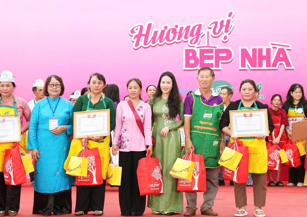 Điểm tựa tri thức cho phụ nữ giữa nhịp sống đô thị sôi động Bà Phan Thị Bích Hường (thứ ba từ phải qua) trao giải trong hội thi nấu ăn do nhà văn hóa Phụ nữ TPHCM tổ chức