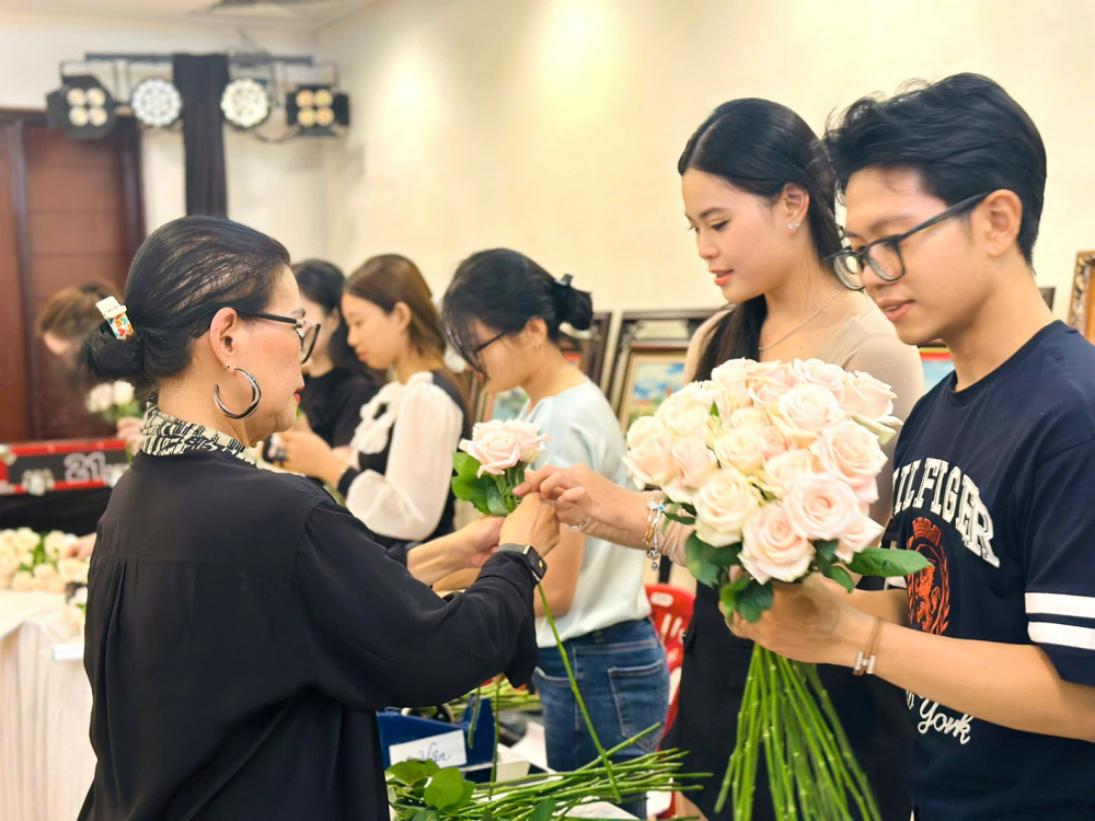 Điểm tựa tri thức cho phụ nữ giữa nhịp sống đô thị sôi động Nhà văn hóa Phụ nữ TPHCM tổ chức workshop “Hoa cho Ngày của Mẹ”