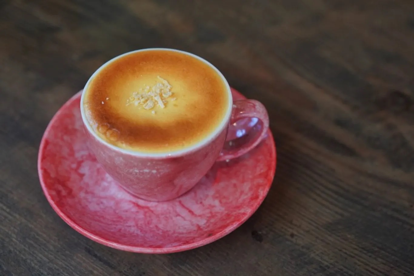 Cà phê trứng. Hãy bắt đầu bằng một thìa bọt trứng kem trước khi khuấy đều vào cà phê. Ngụm đầu tiên chắc chắn sẽ để lại một vệt sữa dính trên đôi môi thật ngọt ngào. Bạn có thể thấy cà phê trứng ở nhiều quán cà phê Hội An, nhưng nếu muốn tìm nơi tĩnh lặng thì đến Hoi An Coffee Hub.  Quán được trang trí độc đáo, có hồ cá koi, cây xanh và những bức tường phủ đầy rêu. Địa chỉ: Hẻm 11 Nguyễn Thái Học.