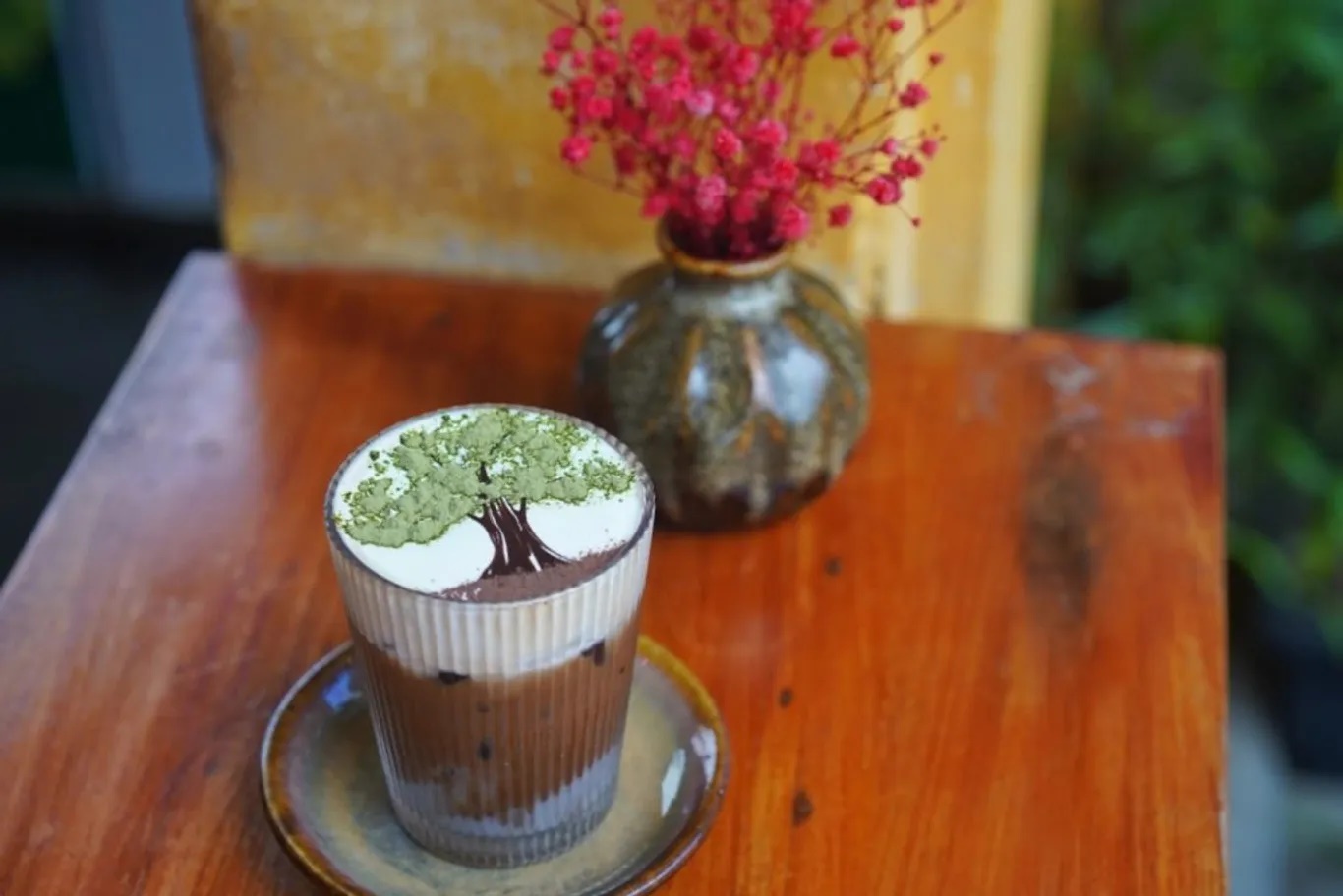 Cà phê muối. Nghe có vẻ không ngon miệng lắm nhưng khi muối được trộn vào kem tươi đánh bông lên lại là một sự bổ sung tuyệt vời, nó làm dịu đi vị đậm đà của cà phê robusta. Quán Uncle Huan coffee tạo ra ly cà phê lạ này cùng với hình vẽ tay đẹp mắt. Không gian quán hiện đại, trẻ trung nhưng vẫn tạo cảm giác giác ấm cúng, gần gũi. Địa chỉ: 675 Hai Bà Trưng.