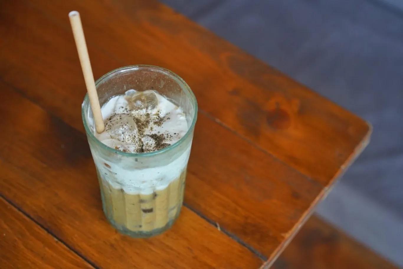 Cà phê nước mắm. Mam House - một nhà hàng và xưởng nước mắm ở Hội An đã tạo ra một phiên bản cà phê nước mắm độc đáo. Nước mắm là chất xúc tác làm nổi bật độ đậm đà của cà phê, giảm bớt vị đắng; lớp kem béo bên trên tạo nên sự cân bằng giữa béo, đắng và mặn. Nếu muốn thử cà phê này khi đến Hội An, bạn có thể đến đây. Địa chỉ:16 Phan Chu Trinh.