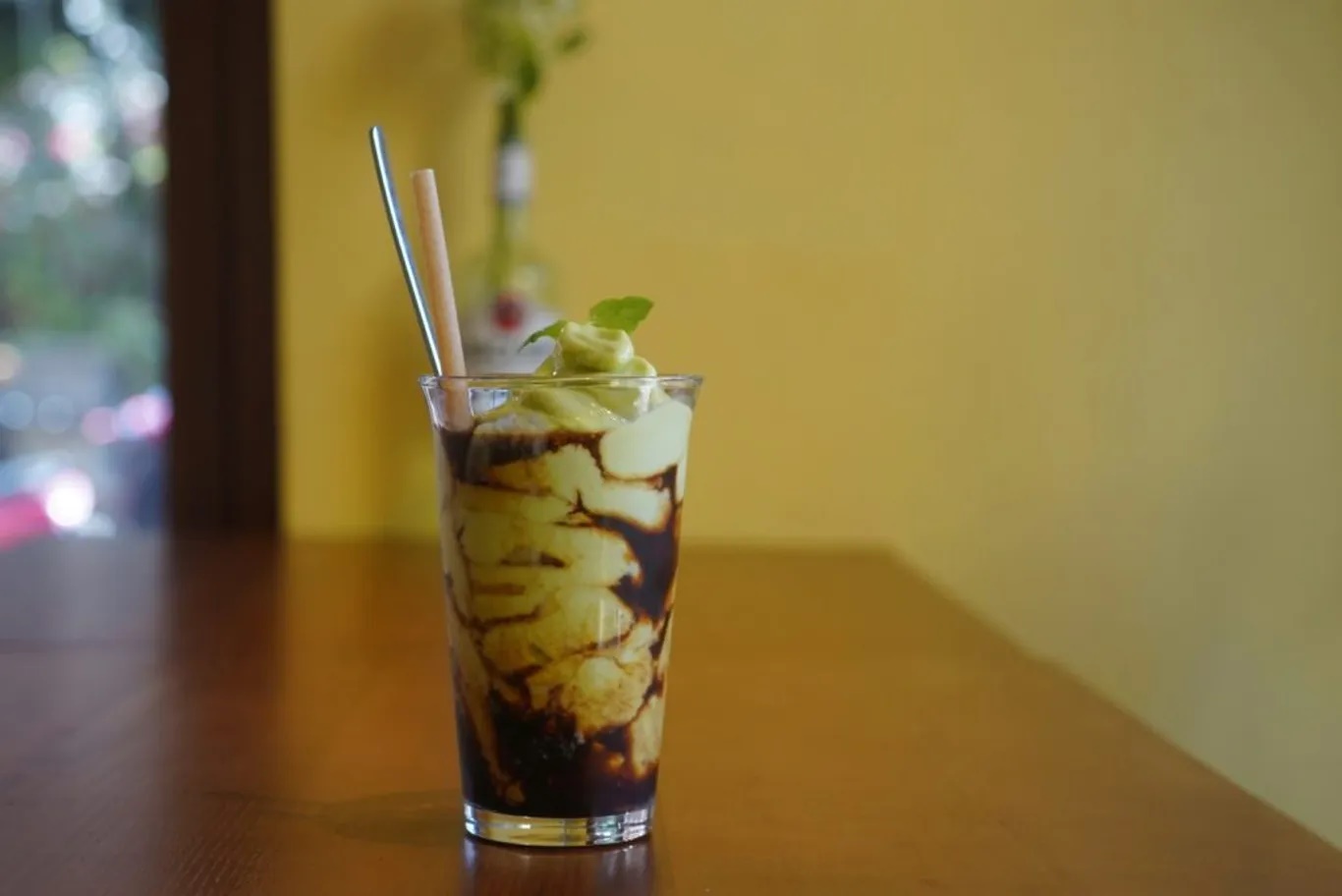 Cà phê bơ. Trái bơ chín được xay thành sinh tố sánh mịn, sau đó cho vào cà phê đậm kiểu Việt Nam. Vị ngọt dịu nhẹ của bơ làm dịu đi vị đắng của cà phê mà không cần thêm kem hay đường. Shelter Cafe Hội An sẽ cho bạn thức uống thơm ngon tuyệt vời này. Địa chỉ:19 Châu Thượng Văn.