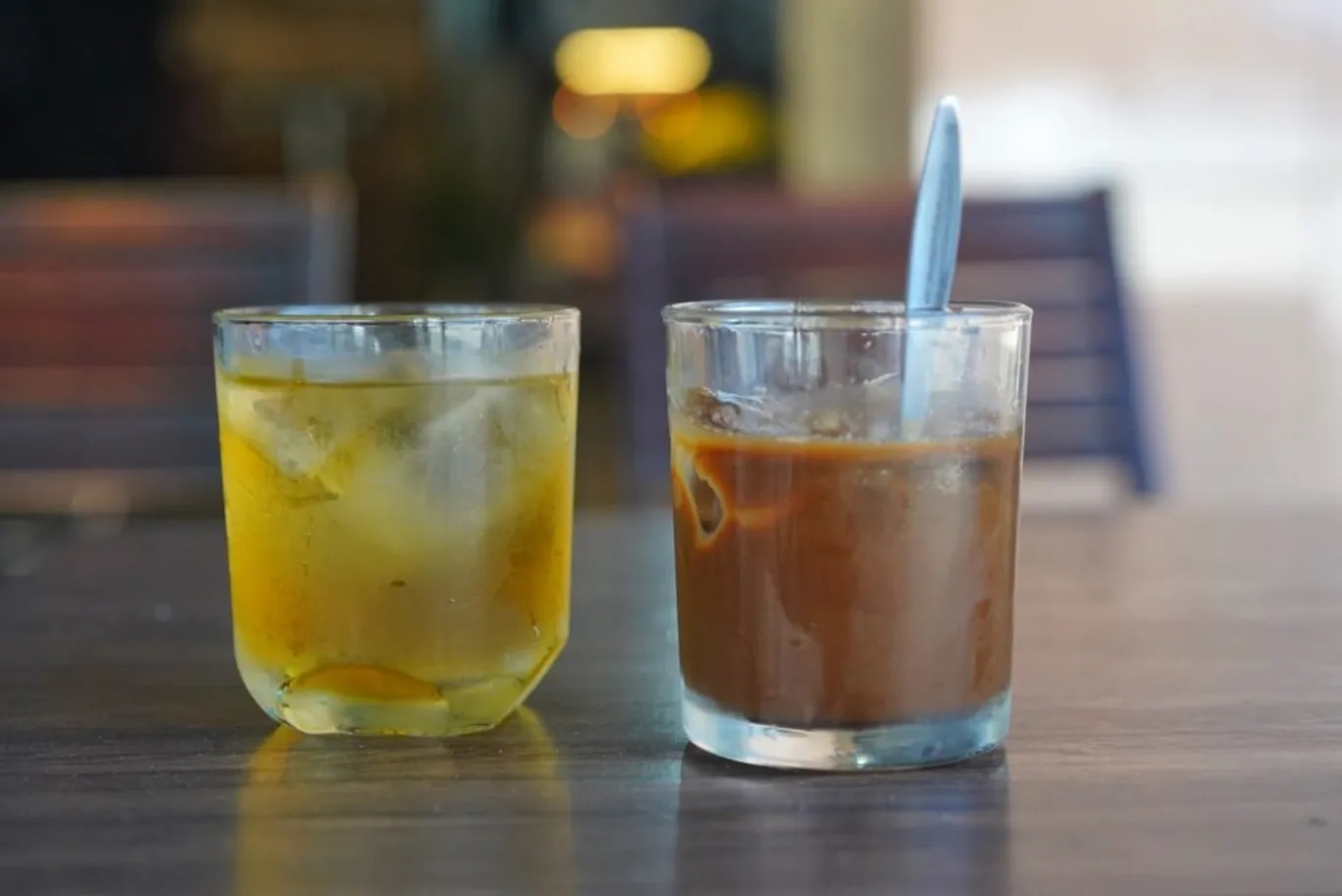 Cà phê sữa. Quán Cafe Hương Xuân mộc mạc là điểm đến quen thuộc của “tín đồ” cà phê sữa Việt Nam. Cà phê sữa là món được gọi nhiều nhất ở đây và quán sẽ cho đi kèm ly trà hoa nhài thơm ngát. Địa chỉ: 283 Nguyễn Duy Hiệu. 