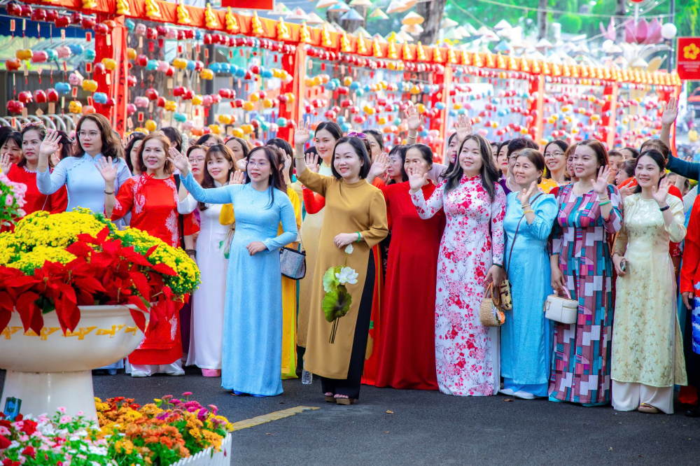 Trong tà áo dài truyền thống thướt tha, duyên dáng, hơn 300 cán bộ, hội viên phụ nữ phường Thủ Dầu Một đã tham gia đi bộ diễu hành qua các tuyến đường trung tâm của phường.