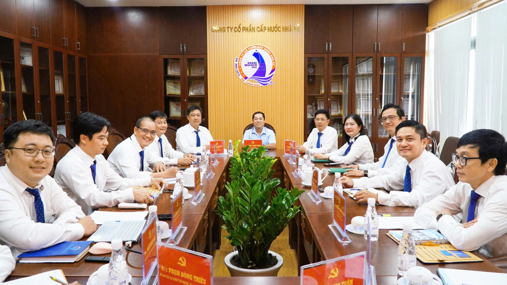 Ông Dương Hồng Nhân (giữa) họp lắng nghe ban lãnh đạo Công ty cổ phần Cấp nước Nhà Bè báo cáo công việc cung cấp nước sạch cho người dân