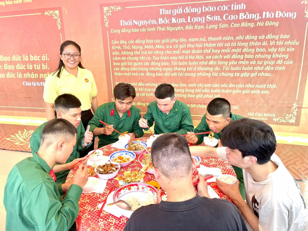 Tại xã Cần Giờ, Hội LHPN xã tham gia phục vụ bữa cơm quân dân dành cho các thanh niên trúng tuyển nghĩa vụ quân sự.