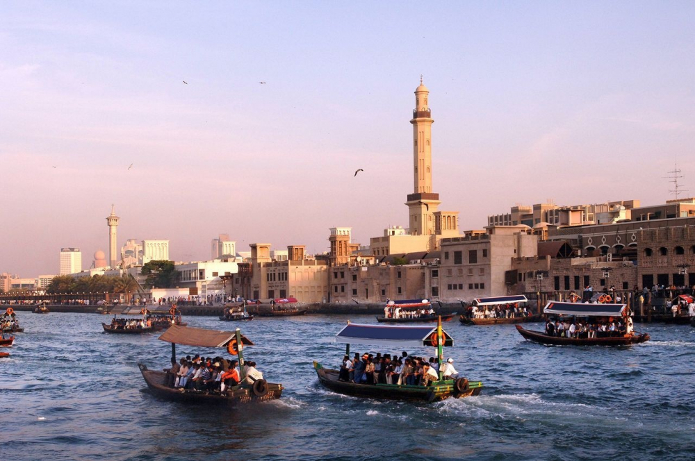 Hoạt động đii thuyền abra trên Dubai Creek thu hút khách đến Dubai. Ảnh: Getty Images