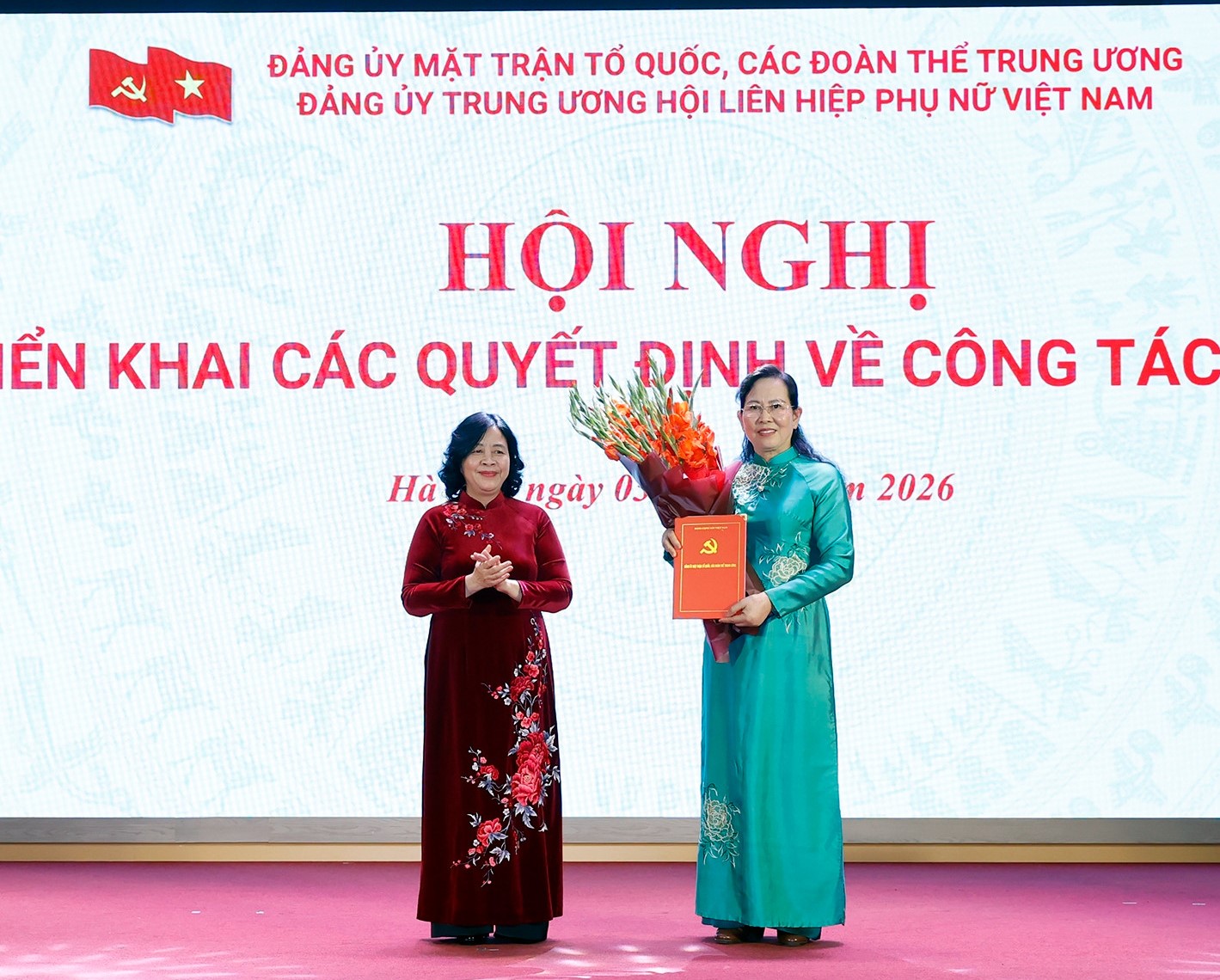 Bà Lê Thị Thủy nhận quyết định giữ chức Bí thư Đảng
