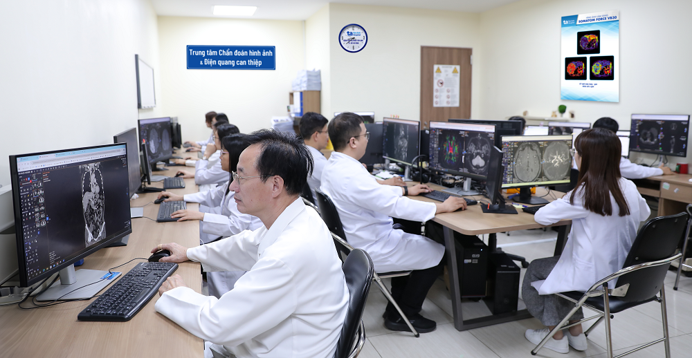 Đội ngũ chuyên gia, bác sĩ Trung tâm Chẩn đoán hình ảnh & Điện quang can thiệp, BVĐK Tâm Anh TPHCM tập trung phân tích dữ liệu trên hệ thống máy tính chuyên dụng, đọc phim và hội chẩn nhằm đưa ra kết quả chính xác, kịp thời cho người bệnh - Ảnh: BVĐK Tâm Anh