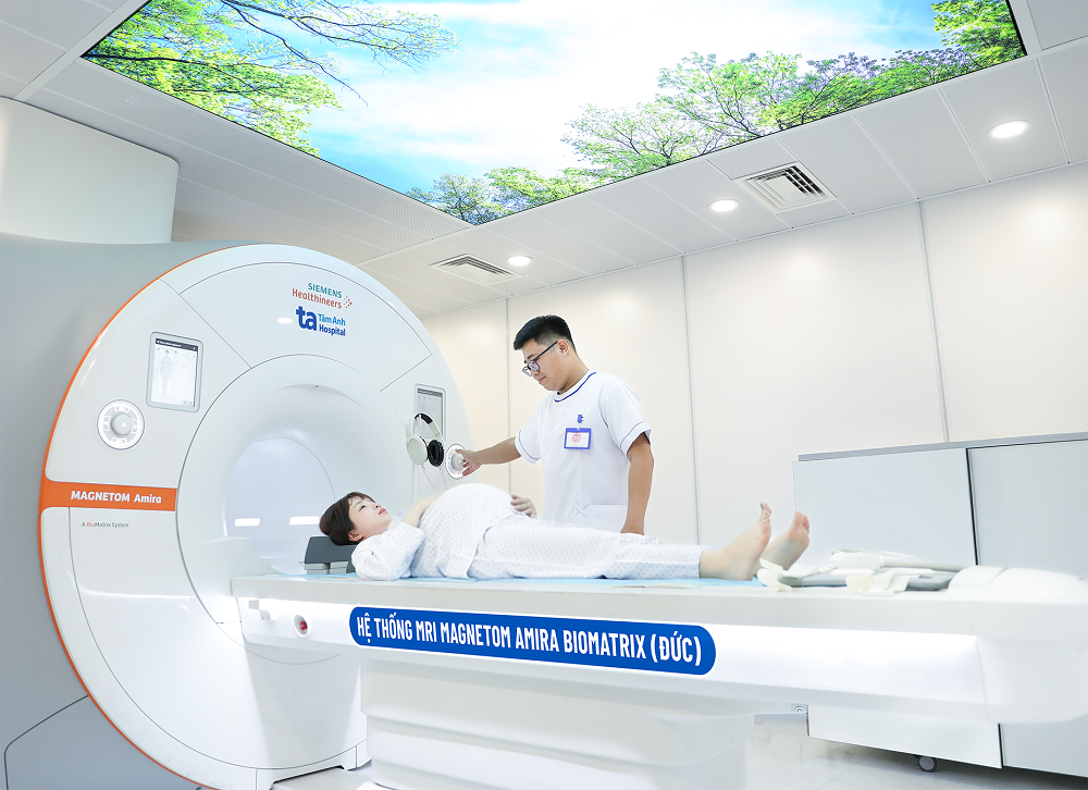 Hệ thống MRI (Đức) hỗ trợ chẩn đoán chuyên sâu dị tật thai nhi, không dùng tia X, giảm tiếng ồn. Nhiều cơ sở y tế tin tưởng chuyển thai phụ đến BVĐK Tâm Anh TPHCM thực hiện kỹ thuật này - Ảnh: BVĐK Tâm Anh