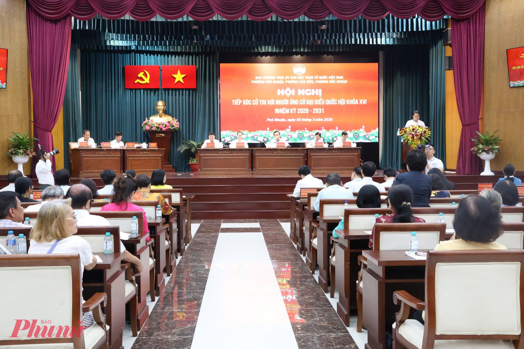 Bí thư Thành ủy TPHCM Trần Lưu Quang cùng 4 ứng cử viên đơn vị bầu cử số 6 đã gặp gỡ cử tri các phường Phú Nhuận, Cầu Kiệu và Đức Nhuận - Ảnh: Thanh Tâm