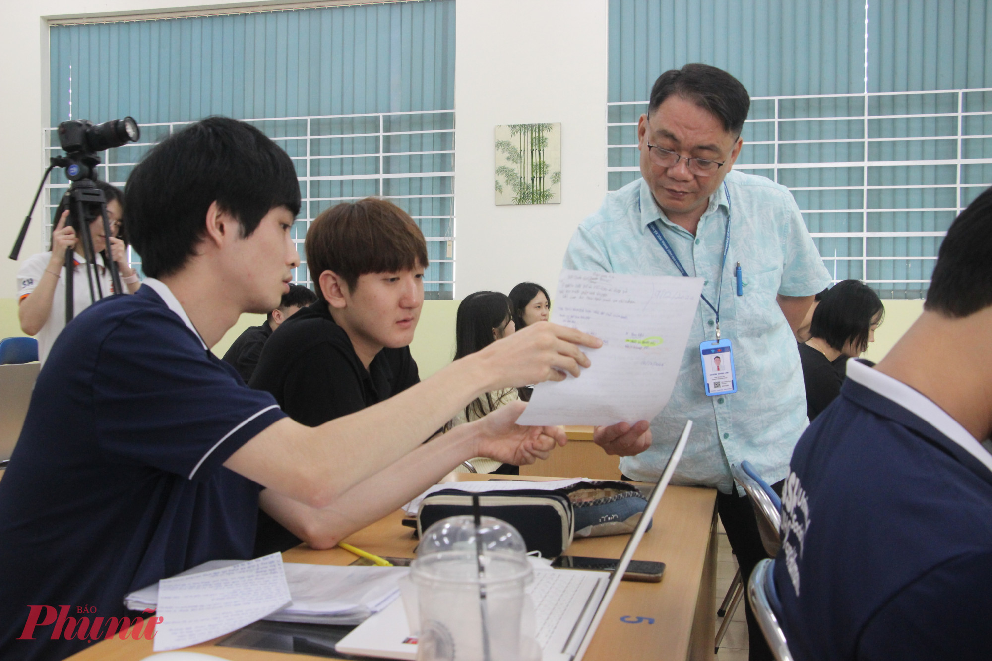 Du học sinh nước ngoài đang học tiếng Việt tại Trường đại học Khoa học xã hội và Nhân văn (Đại học Quốc gia TPHCM) - Ảnh: N.L