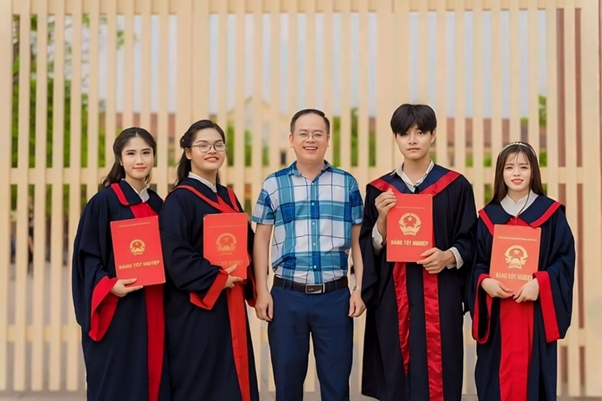 Thầy và trò Trường THPT Kim Liên, Nghệ An. Ảnh: Minh Tuấn