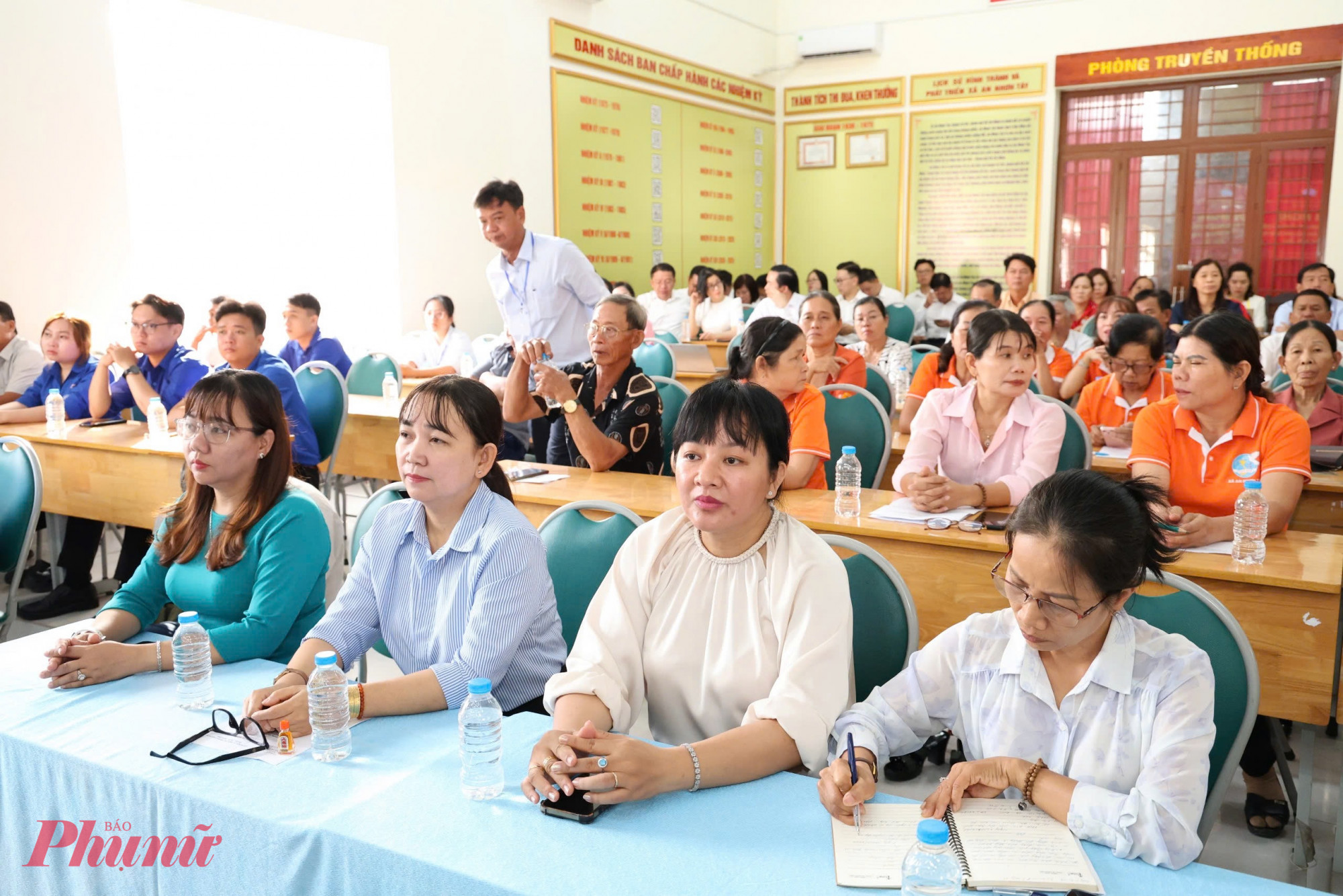 Chủ tịch Quốc hội Trần Thanh Mẫn tiếp xúc cử tri vùng đất thép Củ Chi Các cử tri tham dự hội nghị tiếp xúc sáng 3/3 - Ảnh: Thanh Tâm