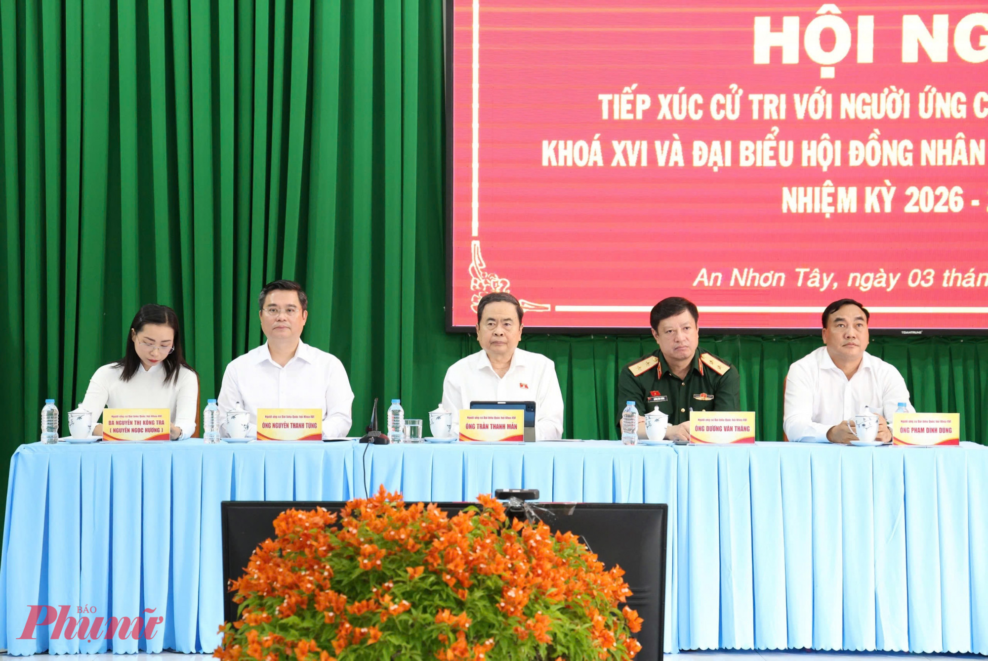 Chủ tịch Quốc hội Trần Thanh Mẫn tiếp xúc cử tri vùng đất thép Củ Chi Chủ tịch Quốc hội Trần Thanh Mẫn cùng 4 ứng cử viên đại biểu Quốc hội khóa XVI đơn vị bầu cử số 12 - Ảnh: Thanh Tâm