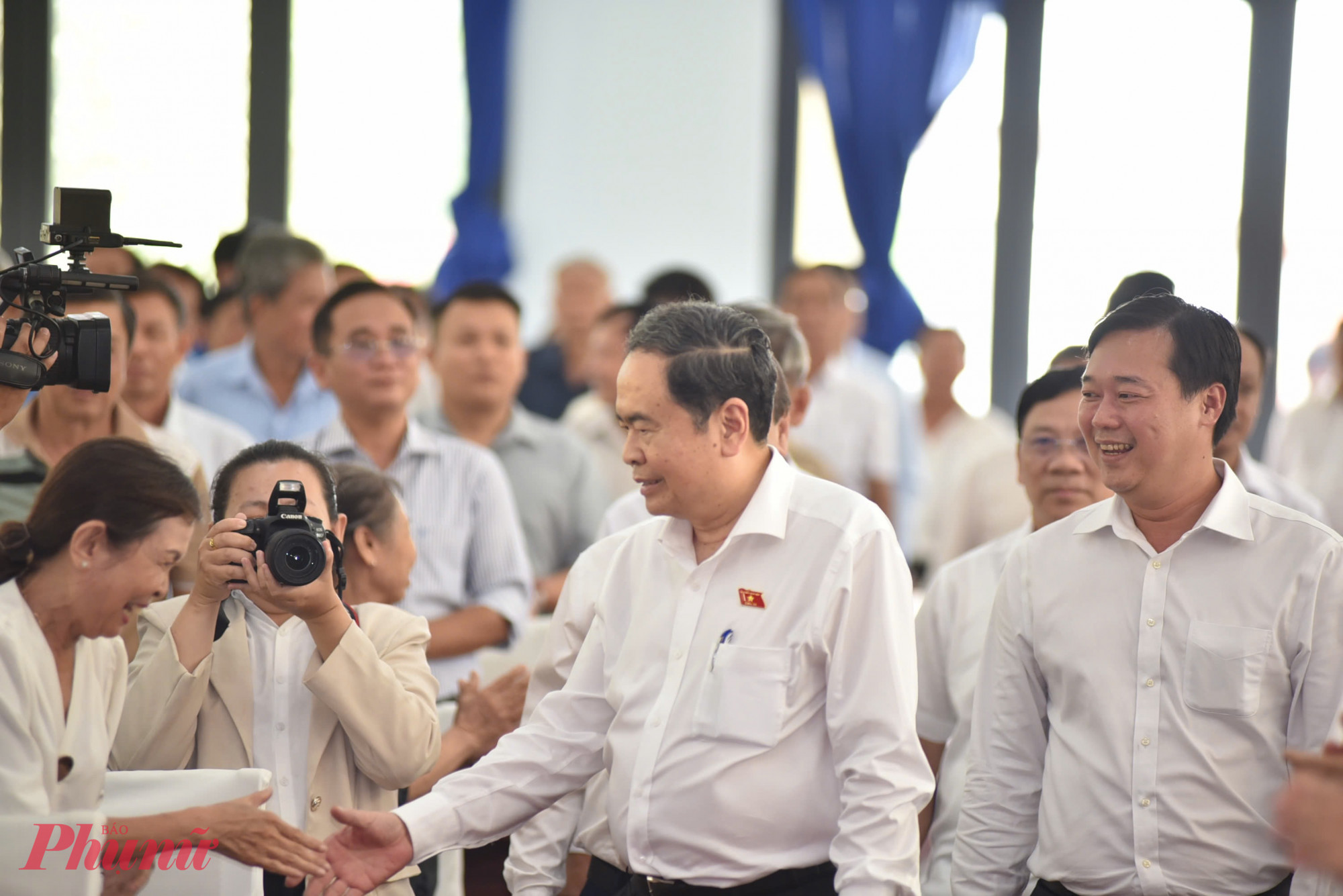 Chủ tịch Quốc hội Trần Thanh Mẫn trò chuyện cùng cử tri tại xã Tân An Hội - Ảnh: Thanh Tâm